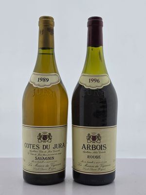 deux bouteilles de vin posées l'une à côté de l'autre sur une table