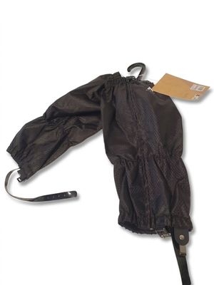 un parapluie noir avec un manche noir sur fond blanc