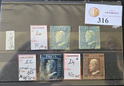 une vitrine sur laquelle sont exposés de nombreux timbres