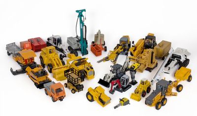 de nombreux jouets de construction posés sur une surface blanche