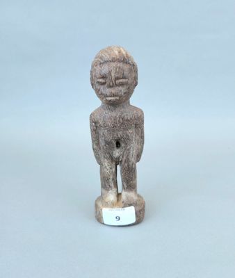 une petite figurine représentant un garçon à la petite tête