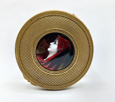 une image représentant une assiette en or sur laquelle figure une femme en robe rouge