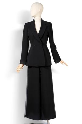un mannequin vêtu d'un costume noir et d'un pantalon, sur un mannequin