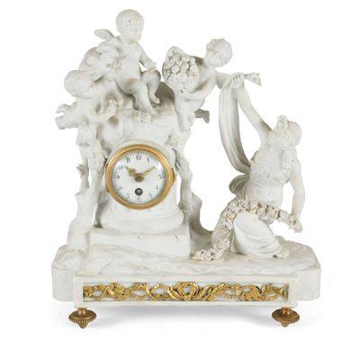 u. SEVRES Pendule en porcelaine ornée d'un groupe représenta…