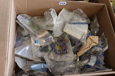 une boîte en carton remplie de bouteilles en plastique et d'autres objets