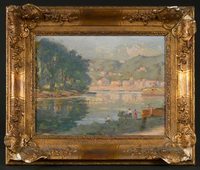 une peinture à l'huile représentant une scène fluviale avec un village en arrière-plan