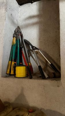 une étagère sur laquelle sont posés des outils, dans un coin de la pièce