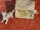 une petite figurine de chien posée à côté d'une petite boîte en bois