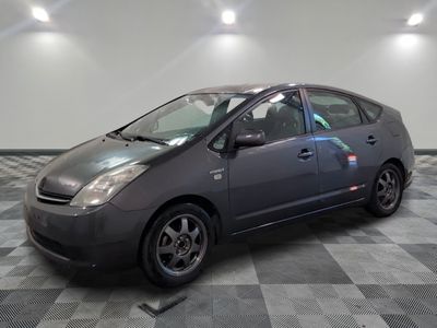 une photo d'une Toyota Prius grise garée sur un sol à damier