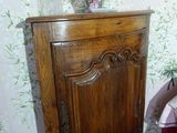 un petit meuble en bois surmonté d'une lampe