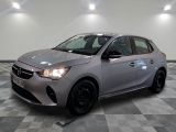 la voiture argentée est garée sur un sol en damier dans le garage