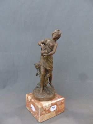 statue en bronze représentant une femme tenant une batte de baseball, posée sur un socle en marbre