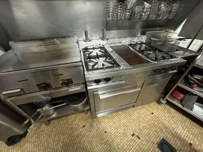 une cuisine équipée de nombreux appareils électroménagers en inox