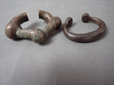 Deux intéressants bracelets africain, l'un en fer, diamètre …