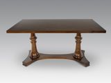 une table en bois avec un plateau carré posée sur un piédestal