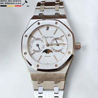 l'image d'une montre sur une surface blanche