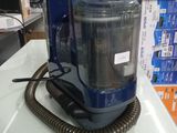 une machine bleue posée sur une table