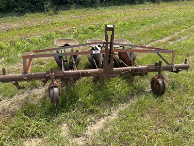 un tracteur équipé d'une charrue dans un champ