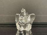 une figurine en verre représentant un homme à cheval