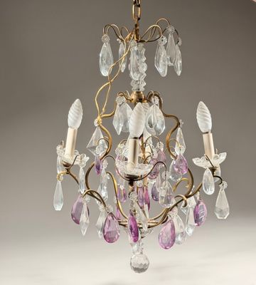 gros plan d'un lustre suspendu au plafond
