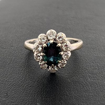 Bague marguerite en or gris 750 millièmes sertie d'un saphir…
