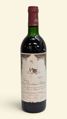 une bouteille de vin posée sur une table