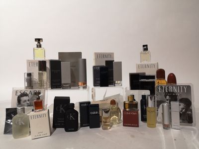 de nombreux parfums de toutes sortes exposés sur une table