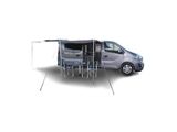 une photo d'une camionnette devant laquelle se trouvent une table et des chaises