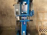 l'image d'une machine installée dans un garage