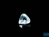 un diamant blanc sur une surface noire, avec un fond noir