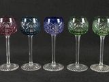 un groupe de six verres à vin posés les uns à côté des autres sur une table