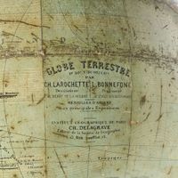 Globe terrestre sur pied en bois tourné noirci (photo 3)