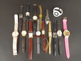 beaucoup de montres posées sur la table