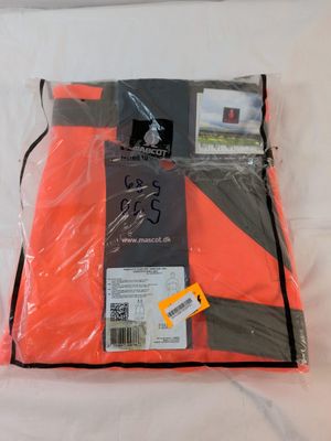 une photo d'un pantalon orange posé sur un lit