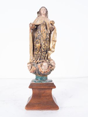 une image représentant une statue d'une femme tenant un bébé dans ses bras