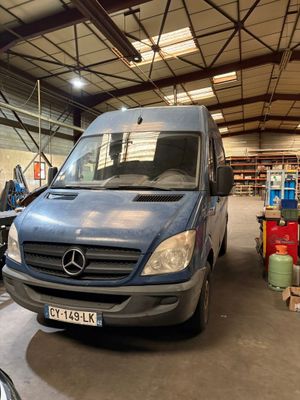une camionnette garée dans un garage avec d'autres véhicules
