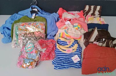 un tas de vêtements posés sur une table