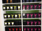Il y a de nombreuses variétés de thés sur les étagères de cette pièce