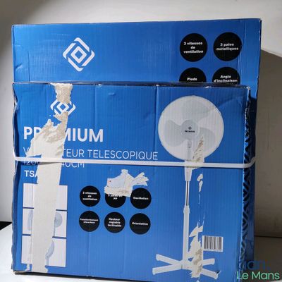 emballage d'une boîte sur laquelle est posée une antenne parabolique