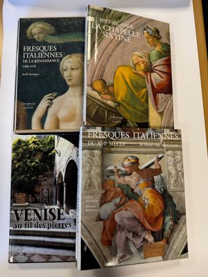 quatre livres posés sur un plateau, lui-même posé sur une table