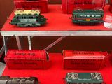 de nombreux trains miniatures exposés dans une vitrine