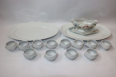 beaucoup de vaisselle et de tasses blanches sur la table