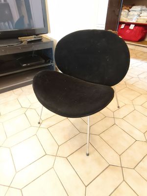 a black chair that is sitting in front of a tv