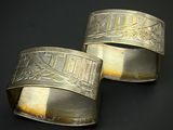 une paire de bracelets manchette en argent ornés d'un motif gravé