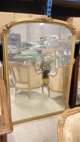 Miroir biseauté cadre bois et stuc doré à décor de fleurs en chut...