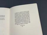 un livre ouvert sur lequel figure l'image d'un chat