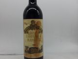 une bouteille de vin posée sur une table
