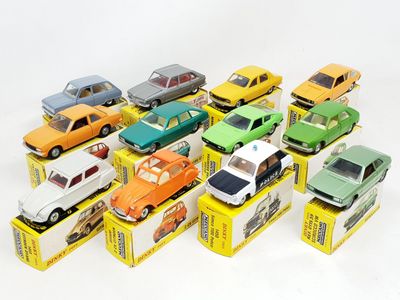 tout un tas de petites voitures qui traînent dans une boîte