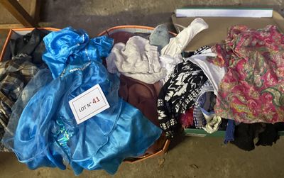 une valise pleine de vêtements et un sac sur lequel est collée une étiquette