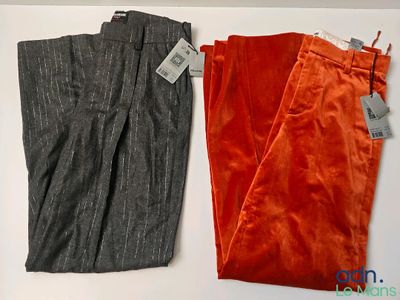 deux pantalons avec leurs étiquettes, posés l'un à côté de l'autre
